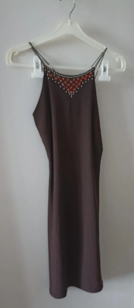 Élégante Robe de Soirée Chocolat – Détails Perlés & Dos Croisé